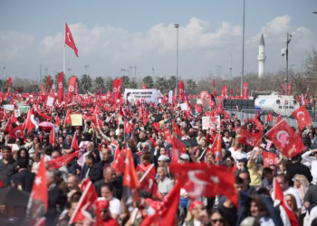 Protesters Block Roads in Turkey With 100 Tractors, Demand Government Resignation